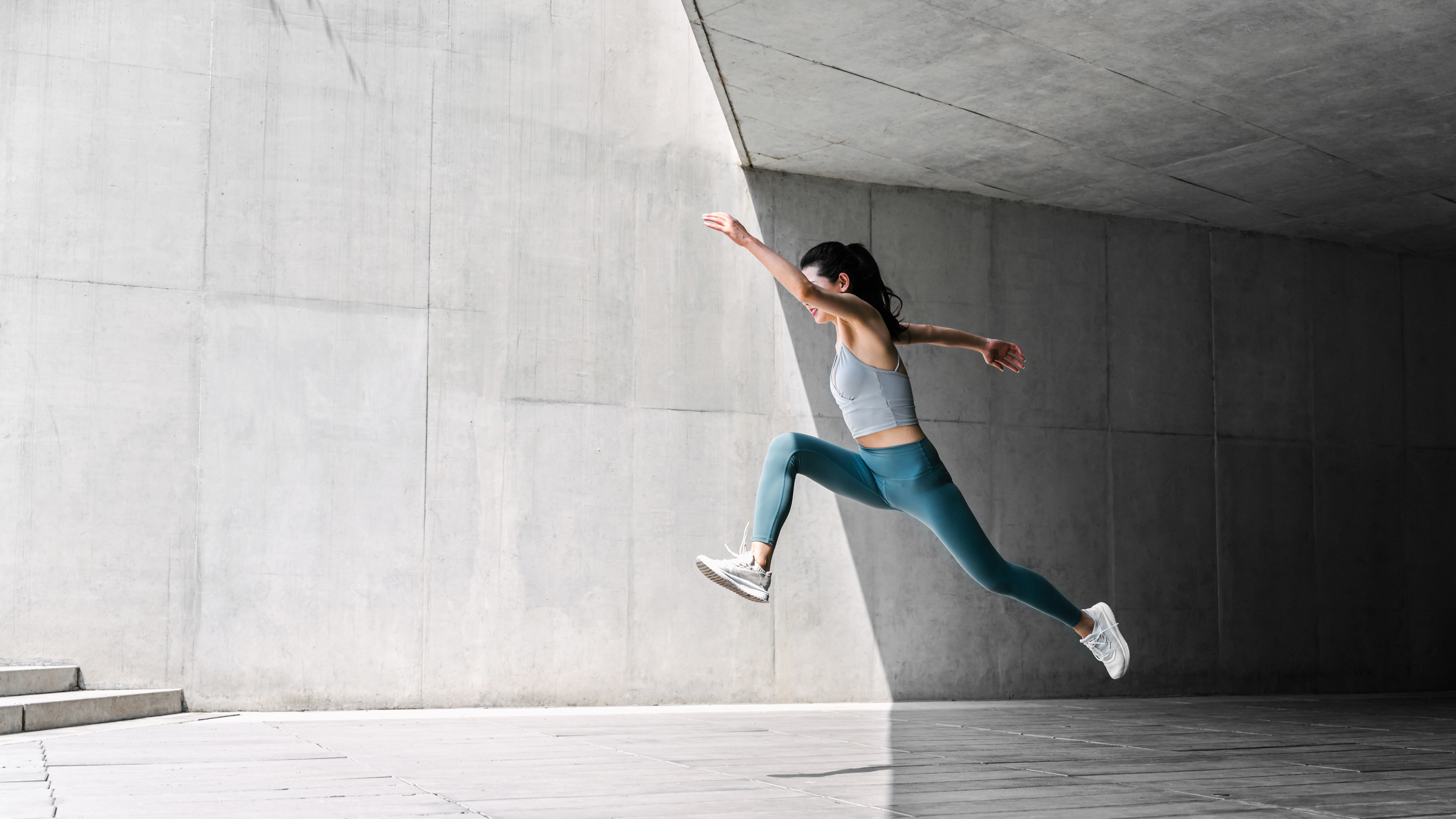 스마트 기능성 의류를 입고 역동적으로 움직이는 여성