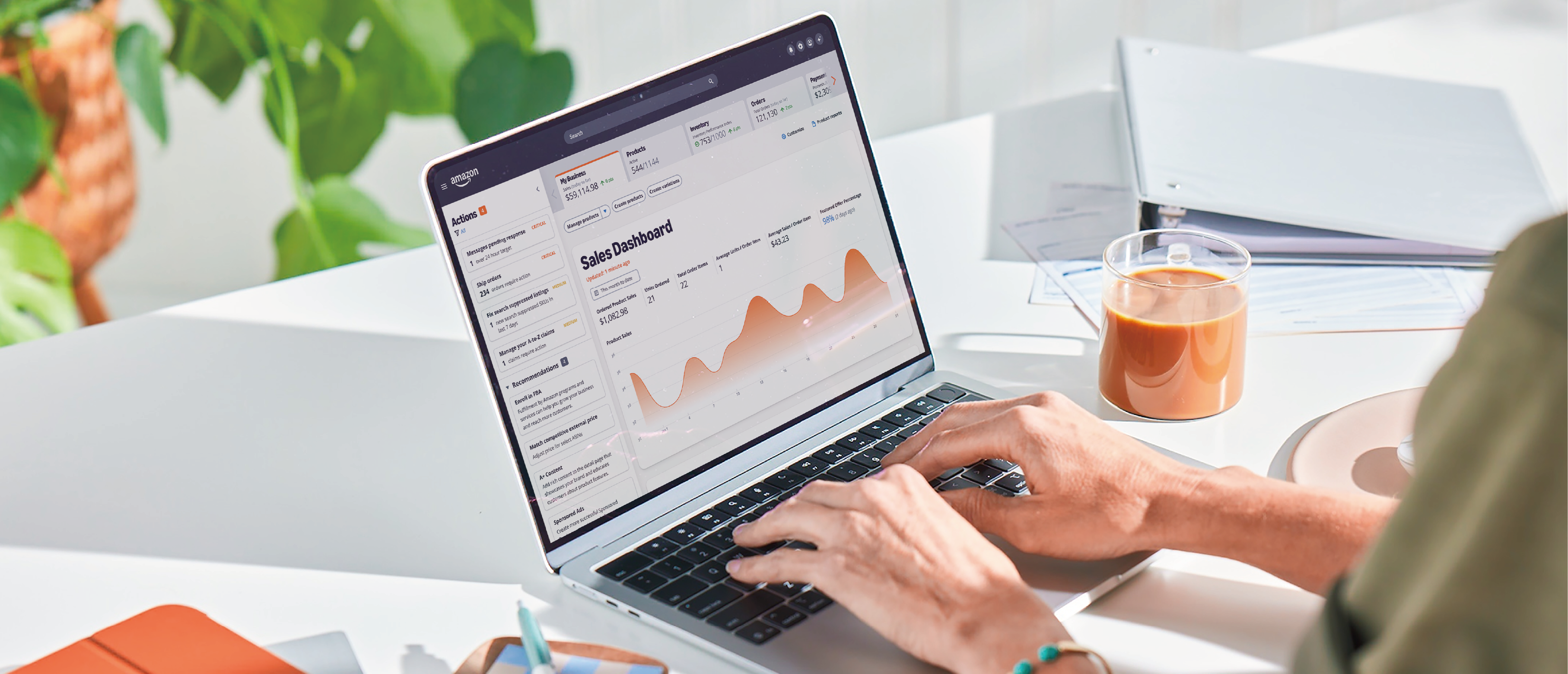 아마존 셀러 센트럴 대시보드를 확인하고 있는 노트북 화면