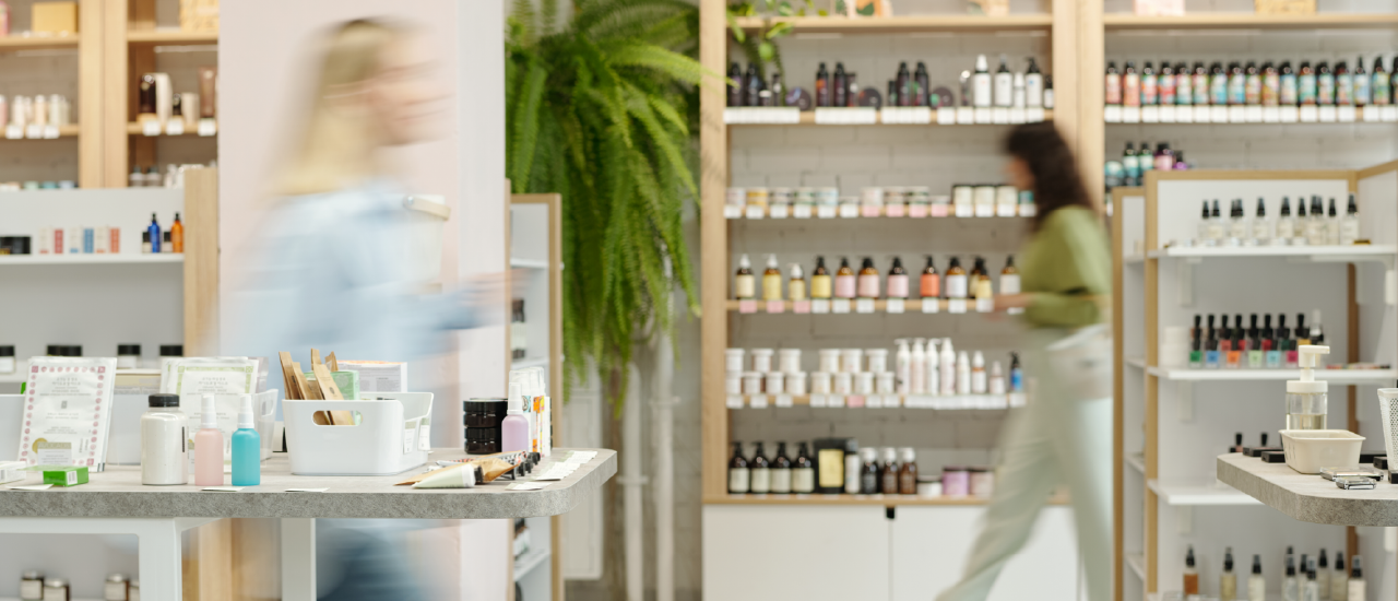 화장품 샵에서 바쁘게 움직이는 사람들의 모습