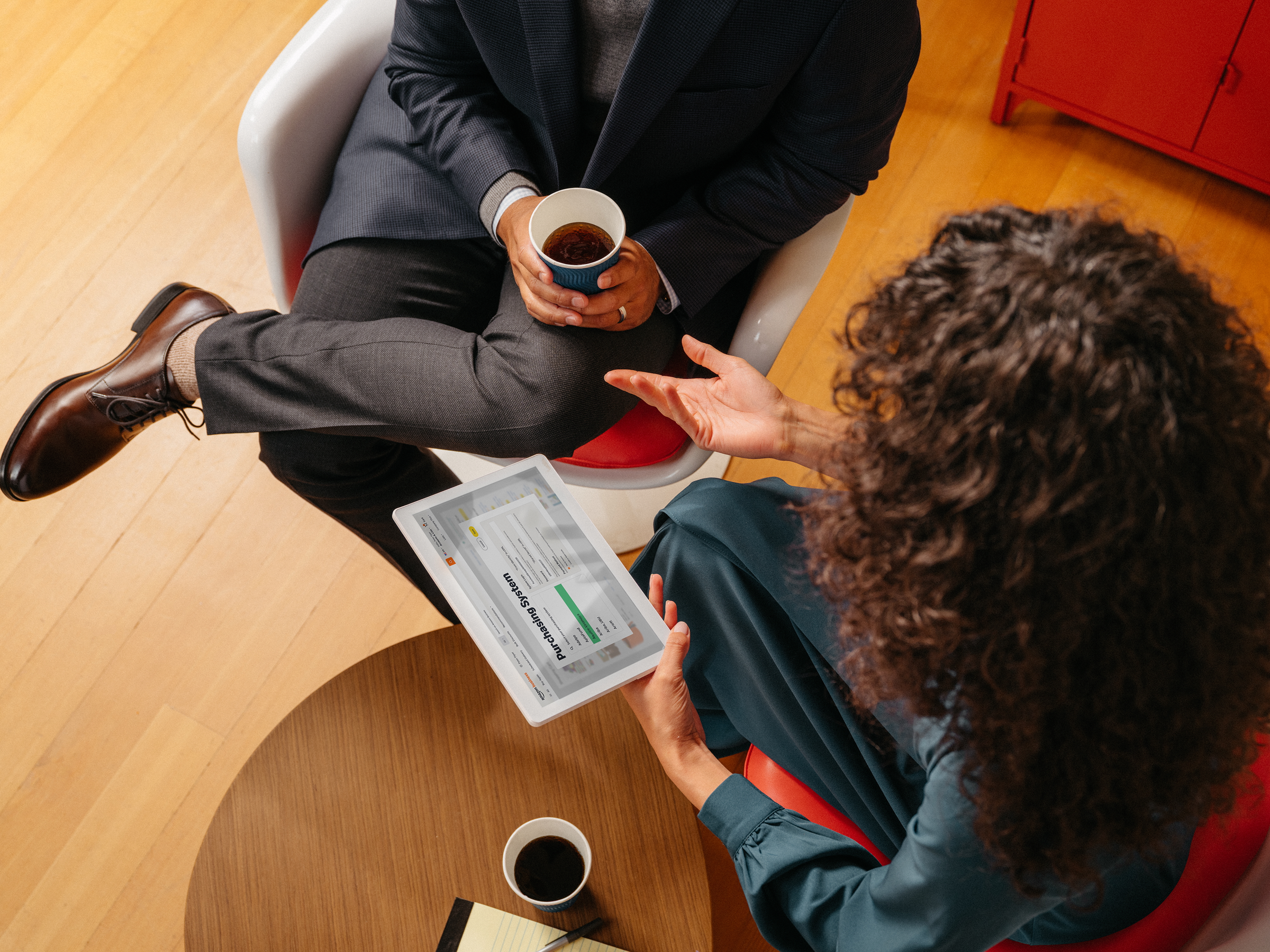 기업 및 기관 구매자와 같은 비즈니스 고객과 논의하고 있는 아마존 셀러의 모습