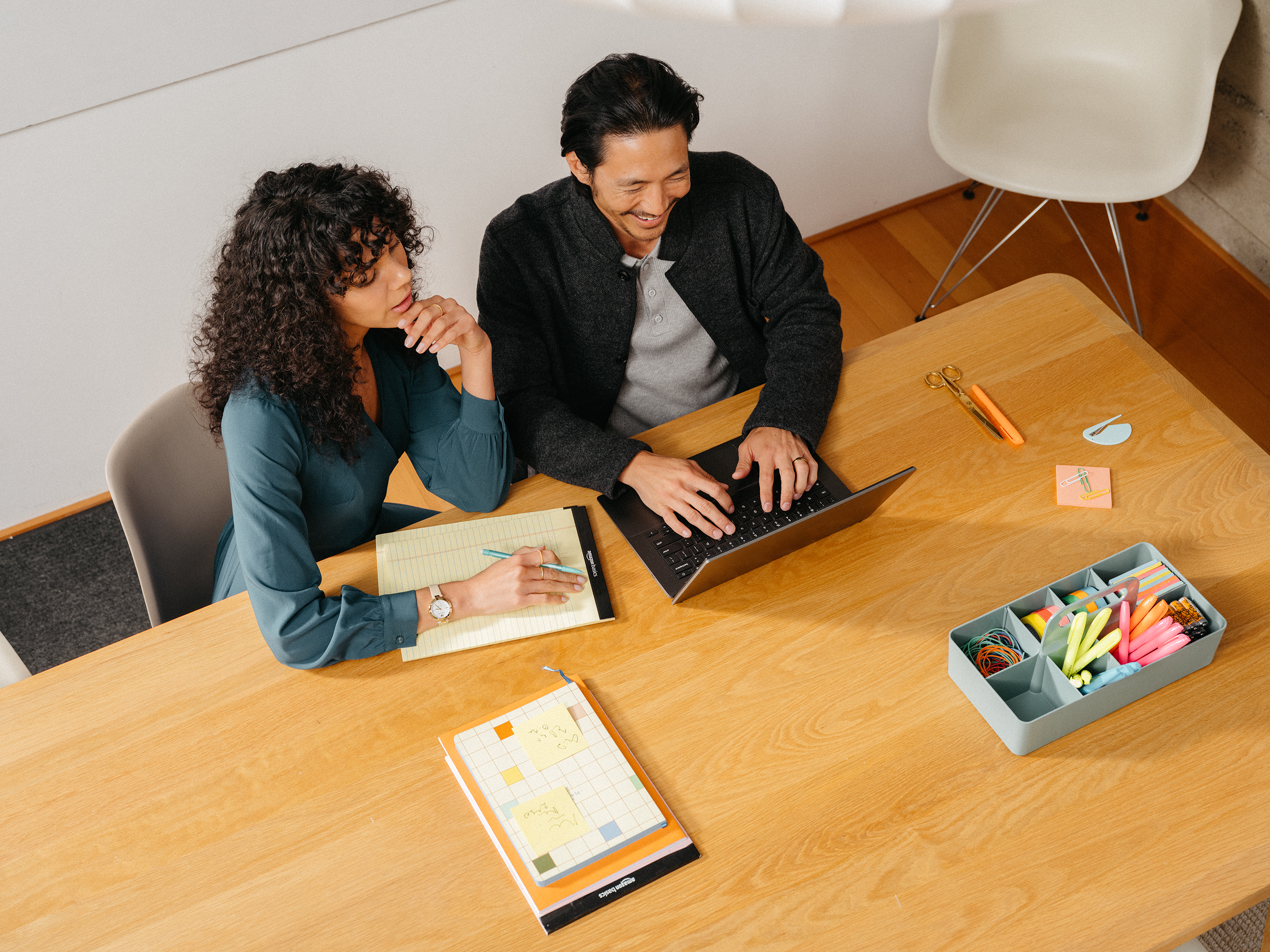아마존 매니저가 노트북 화면을 보며 전략을 설명하고, 셀러가 태블릿과 함께 내용을 확인하고 있는 모습