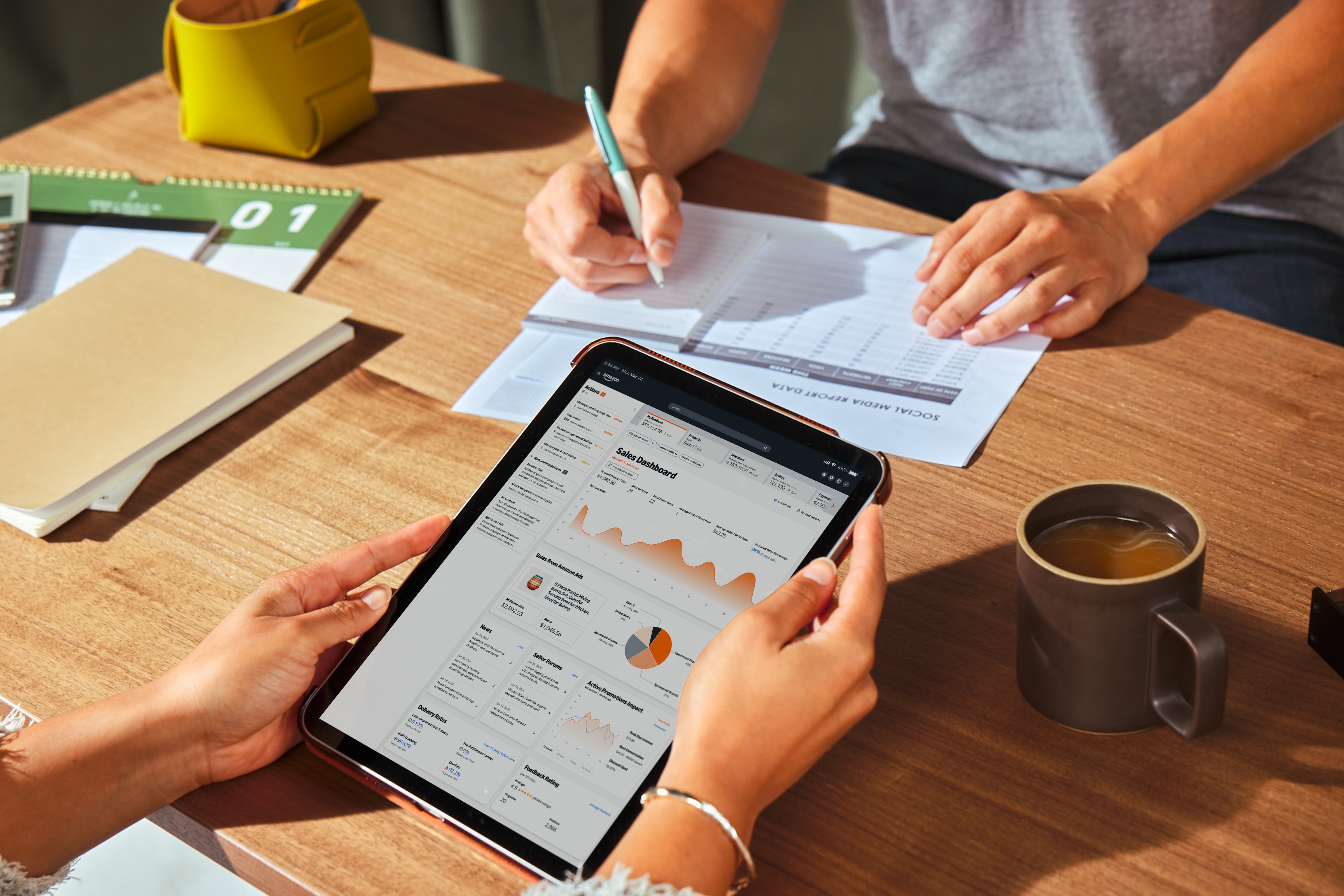 아마존 광고를 집행하며 태블릿 화면으로 매출 변화 추이를 확인하고 있는 셀러의 모습